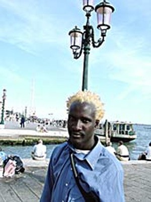 SANTIAGO SIERRA, 133 PEOPLE REMUNERATED TO HAVE THEIR HAIR DYED BLOND (2001)